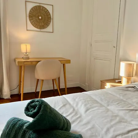 2 Chambres, Parking Prive, Gare A 8 Min アパート